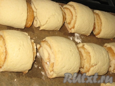 Турбинки выложить на противень, застеленный пергаментом, и поставить в заранее разогретую до 190 градусов духовку. Выпекать 20-30 минут до легкого зарумянивания и когда поверхность пирожных начнет немного трескаться (время выпекания зависит от духовки).
