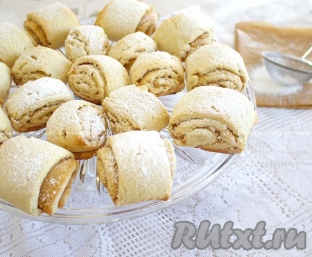 Затем готовые пирожные "Турбинки" охладить и посыпать сахарной пудрой.
