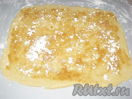 Всю поверхность смазать вареньем, присыпать чуть крахмалом