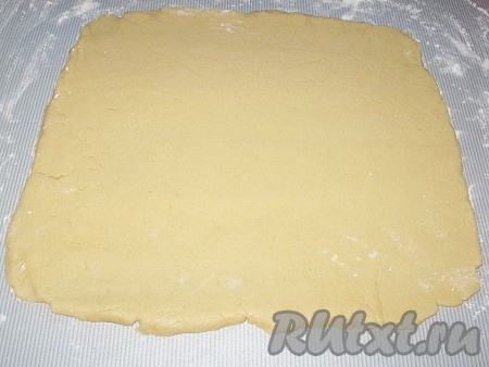 Каждую часть теста раскатать в прямоугольник толщиной 0,5 см.
