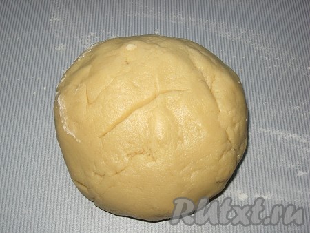 Затем ввести просеянную муку и замесить мягкое, эластичное тесто, разделить его на 2 части.