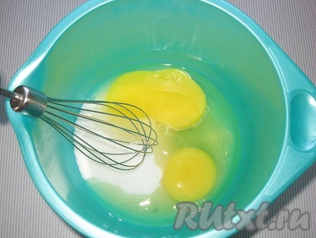 Яйца взбить с сахаром до побеления.