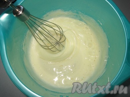Яйца взбить с сахаром до побеления.