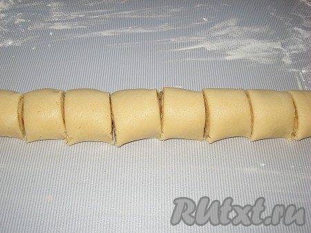 Свернуть рулетом. Рулет нарезать на кусочки шириной 3-4 см.
