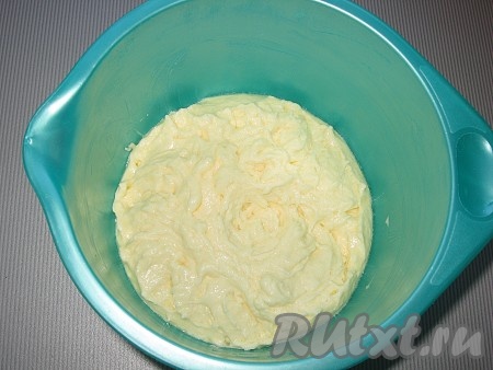 Добавить размягченное масло, молоко, соду и соль, все хорошо перемешать.