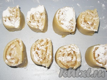 Места среза обмакнуть в муку.