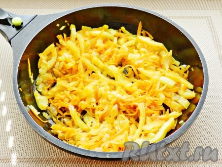 В сковороде разогреть растительное масло и обжарить сначала лук и морковь до золотистого цвета. Затем добавить болгарский перец, обжарить все вместе, посолить, поперчить, приправить паприкой.