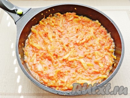 Добавить протертые помидоры и потушить все вместе 5-7 минут.