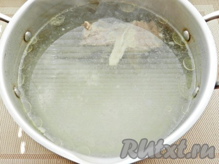 Из мяса приготовить бульон. Когда мясо будет готово, посолить бульон, добавить в него картофель и рис, сварить до готовности.
