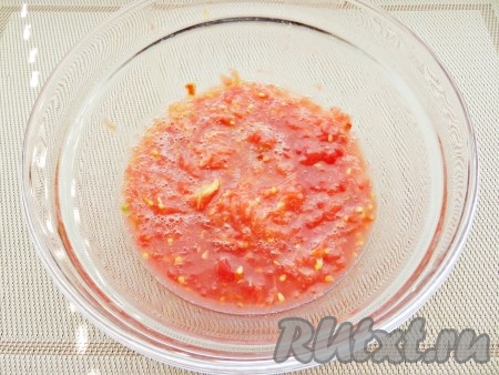 Помидоры натереть на терке, кожуру выкинуть.