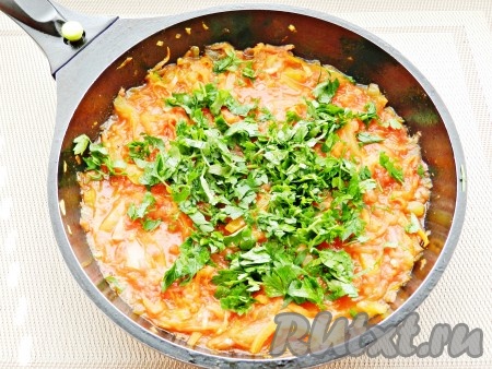 Затем добавить нарезанную петрушку, перемешать и снять с огня.