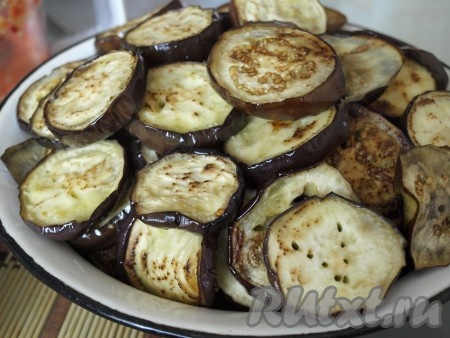 Затем обжарить баклажаны на подсолнечном масле до состояния, когда их можно будет легко проколоть вилкой. Зажаривать не нужно.
