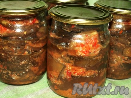 После стерилизации банки закатать, перевернуть и укутать. Зимой закуска из баклажанов "Огонёк" станет вкусным напоминанием о лете. Хранить закуску рекомендовано в прохладном месте, но у меня такого нет, в прошлом году хранила на балконе, стояли нормально до Старого Нового года.
