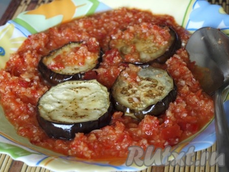 Перцы и чеснок очистить, из перцев удалить семена. Сложить в комбайн и перекрутить до кашицы. Затем влить уксус. Обжаренные баклажаны окунать в смесь перца и чеснока.
