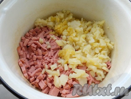 Картофель отварить в кожуре до готовности (в течение 25-30 минут с момента закипания воды, готовые картошины будут легко прокалываться вилкой). Отварить яйца в течение 10 минут после начала кипения воды. Картофель и яйца остудить. Непосредственно перед приготовлением окрошки картофель очистить, нарезать на небольшие кубики, переложить в большую кастрюлю. Варёную колбасу очистить от оболочки, нарезать на небольшие кубики, добавить в кастрюлю с картошкой.