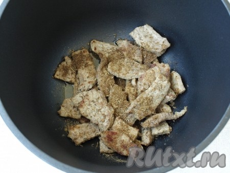 Говядину нарезать плоскими кусочками 3-4 см. Обжарить до румяной корочки на подсолнечном масле в сковороде. На дно казана налить 2 столовые ложки масла, выложить обжаренное мясо. В ступке растереть кумин и кориандр, посыпать мясо специями и посолить.
