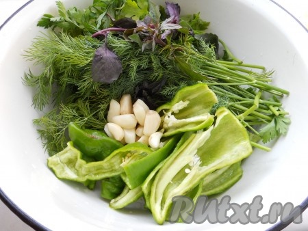 Укроп, петрушку, базилик и мяту помыть, перец сладкий и горький освободить от семян, чеснок очистить.