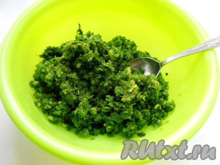 Перекрутить все на мясорубке, желательно 2 раза, или измельчить в блендере.
