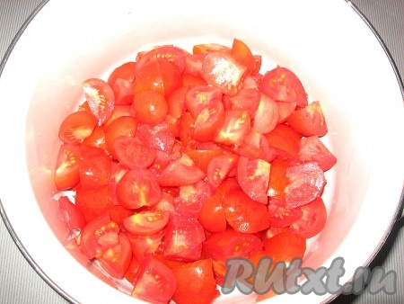 Для начала надо простерилизовать банки любым для вас удобным способом, я делаю так - банки хорошенько мою, затем ставлю их вверх дном на решетку в холодную духовку, включаю ее на 150 градусов - стерилизую 20-25 минут. Затем выставляю банки на сухое чистое полотенце.

Помидоры хорошо вымыть, разрезать на 4 части.