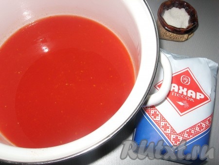 Сок снова перелить в кастрюлю, добавить соль и сахар - обязательно добавлять постепенно и пробовать, ведь вкусы у всех разные, вам может понадобиться чуть меньше или чуть больше соли или сахара!
