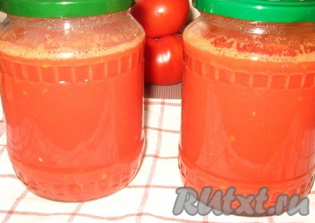Сок перемешать и снова поставить на огонь, довести до кипения и снять с огня. Горячий домашний томатный сок разлить по стерилизованным банкам, плотно закрыть (если винтовые крышки) или закатать железными крышками.
