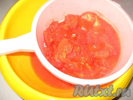 Затем горячие помидоры тщательно протереть через сито ( я протерла через дуршлаг с маленькими дырочками), тем самым отделяя сок от кожицы и семян. Если немного семян попадет в сок - не беда - на вкус это никак не повлияет, но если они вас смущают, то сок можно еще раз пропустить через мелкое сито!
