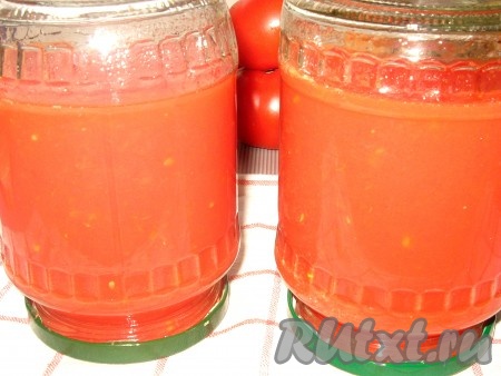 Банки перевернуть вверх дном, завернуть в теплое одеяло и оставить на сутки до полного остывания. Хранить в прохладном месте. Томатный сок, приготовленный таким способом, лучше использовать в ближайшее время. Если же вы хотите заготовить его до глубокой зимы, то закатанные банки с соком надо простерилизовать (0,5-0,7-литровые) - 30 минут. Затем также перевернуть вверх дном и охладить завернутыми в одеяле.