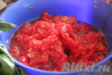 Отходы, которые у нас получатся от помидоров, можно также использовать в дальнейшем. Их стоит просто проварить минут 30 без специй и закатать в банки. Данные помидоры будут идеальной заправкой для борща в зимний период.
