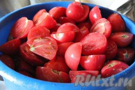 Каждую помидорину разрезать на 4 части.
