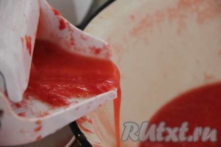 Пропустить все помидоры через соковыжималку.