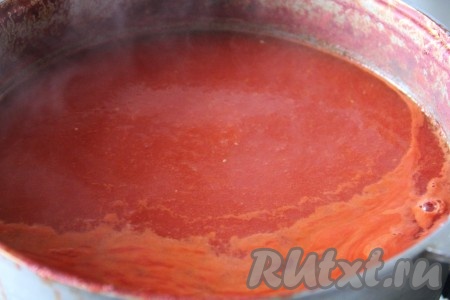 Полученный томатный сок из соковыжималки выливаем в кастрюлю. Если помидоры сочные, на выходе вы должны получить примерно 5 литров сока. К этому количеству сока добавить стебли сельдерея целиком, перец, порезанный пополам, соль и сахар. Учтите, что сахар и соль бывают разные по сладости и насыщенности. Да и вкусы у всех разные. Поэтому я вам даю примерные пропорции специй, вы отрегулируйте их под себя, добавляя больше или меньше сахара и соли. Провариваем всю массу на медленном огне, чтобы сок не бурлил и не образовывалась пена. Если пена появляется, аккуратно ее собирайте ложкой. Варим наш сок 30 минут.
