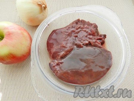 Для начинки приготовить яблоко, лук и печень индейки. 