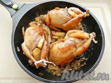 Перепелок нафаршировать печенью, яблоками и луком. Связать им ножки. В форму для запекания выложить перепелок и оставшиеся от начинки яблоки вместе с маслом. (Я использовала для запекания ту же сковороду, где жарились перепелки и начинка). Накрыть форму фольгой и поставить в разогретую до 200 градусов духовку на 45-50 минут.