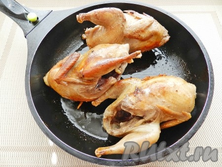 Затем обжарить перепелок на разогретом растительном масле до золотистого цвета. Обжаренных перепелок переложить со сковороды в другую посуду.