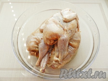 Перепелок вымыть, обсушить. Замариновать в смеси оливкового масла, соевого соуса, чеснока и итальянских трав. Оставить в холодильнике на ночь или на более длительное время.
