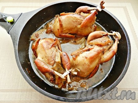 Затем фольгу снять и готовить фаршированных перепелок еще 10-15 минут.