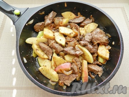 Нарезать дольками лук и яблоко, печень нарезать небольшими кусочками. В том же масле, где жарились перепелки, обжарить сначала лук, затем выложить печень, посолить, поперчить и обжарить 7-10 минут до прозрачного сока. Добавить в сковороду яблоки и готовить все вместе еще 1-2 минуты.
