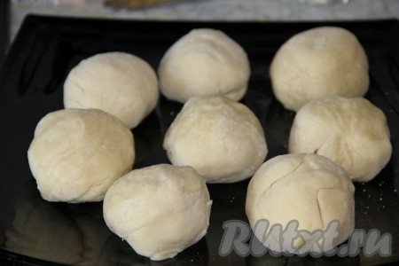 Прежде всего замесим тесто, для этого в миске соединяем сгущённое молоко, яйцо и соду, погашенную уксусом, перемешиваем. Всыпая частями муку, замешиваем мягкое тесто, не липнущее к рукам, как только добились нужной консистенции теста, значит больше муку добавлять не нужно. Тесто делим на 8 равных кусков.