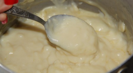 Сливочное масло для крема должно быть комнатной температуры, поэтому его нужно будет заранее достать из холодильника. Для приготовления крема соединяем в кастрюльке молоко, сахар, яйца, муку и ванилин, перемешиваем венчиком до однородности, затем ставим на средний огонь. Постоянно перемешивая, доводим заварной крем до кипения, после этого немного уменьшаем огонь и варим, не прекращая перемешивать, 3-5 минут (до загустения). Снимаем с огня. В горячий крем&nbsp;добавляем сливочное масло, перемешиваем до однородности.