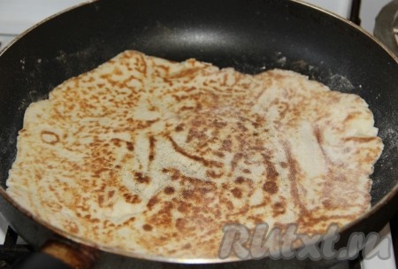 Жарим до подрумянивания снизу на среднем огне (примерно 1 минуты), затем переворачиваем и обжариваем корж до подрумянивания с другой стороны.