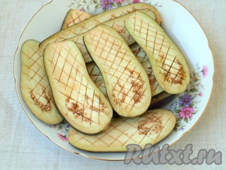 Баклажаны вымыть, удалить плодоножку, нарезать на пластины шириной около 7 миллиметров. С одной стороны ножом сделать достаточно частую сеточку на пластинах баклажанов. Посыпать баклажаны солью и оставить на 30 минут.