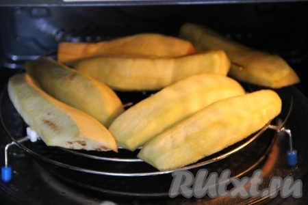 Отварить их в подсоленной воде до готовности (до мягкости). Можете запечь в духовке или в микроволновке, как вам удобно. Я запекала в микроволновке 15 минут на самой большой мощности (900 Вт).
