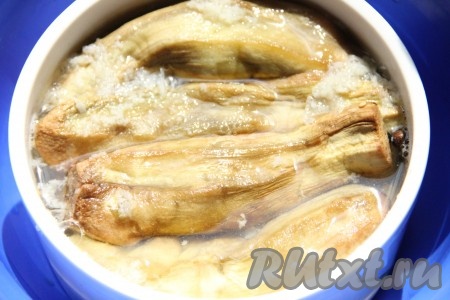 Залить их рассолом комнатной температуры и оставить на сутки в тёплом месте.
