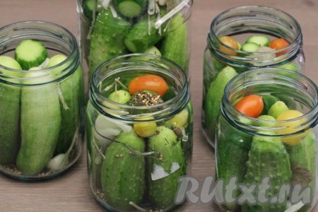 У огурцов срезаем попки и укладываем в банки со специями. Можно добавлять в качестве разнообразия или для заполнения свободного пространства другие овощи (помидоры, кабачки, патиссоны и т.д.)