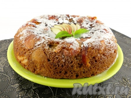 Остывшую выпечку присыпать сверху сахарной пудрой, украсить по своему усмотрению.