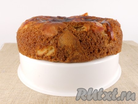 Крышку мультиварки закрыть. Выставить режим "Выпечка" на 1 час. После окончания готовки оставить заливной яблочный пирог в мультиварке под закрытой крышкой ещё на 15-20 минут. Готовый пирог вынуть, перевернув его. Полностью остудить.