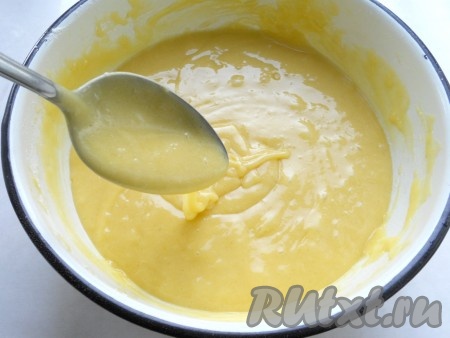 Сухую смесь добавить в жидкую и быстро перемешать до однородности столовой ложкой. Долго перемешивать тесто не нужно. Тесто для приготовления заливного пирога с яблоками должно напоминать сметану средней густоты. Если тесто вышло жидковатым, тогда добавьте немного муки.