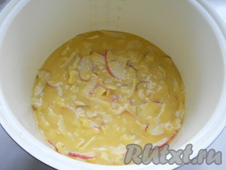 Остальные яблоки добавить в тесто, перемешать и выложить поверх яблок в чашу мультиварки.