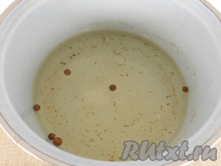 Залить банки с помидорами кипящей водой и оставить на 20 минут. Затем воду слить в кастрюлю, добавить соль, сахар, душистый перец, корицу и влить яблочный уксус.