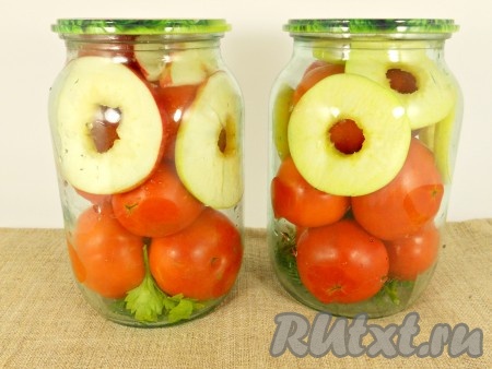 По краям банки и сверху помидоров разместить колечки яблок и далее - снова помидоры.